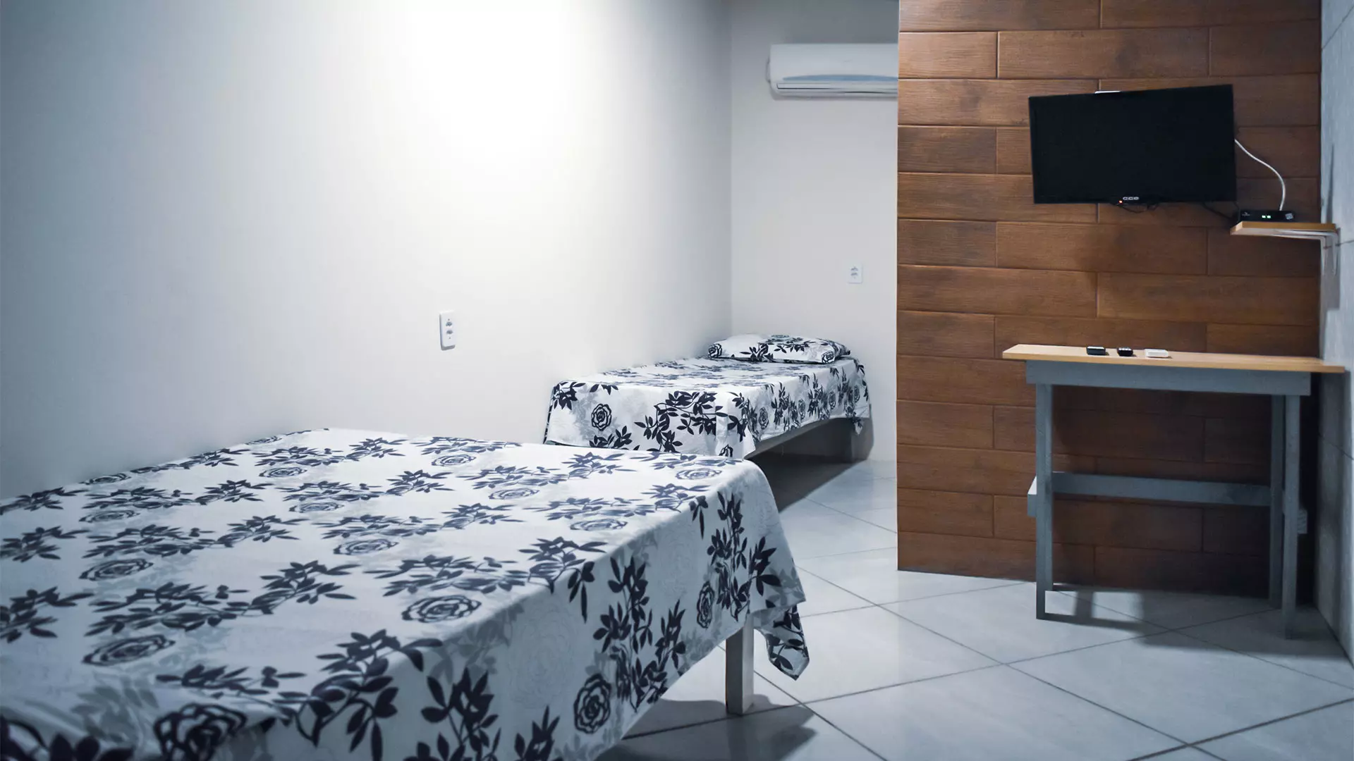 Quarto da Pousada do Larry com ar condicionado e TV